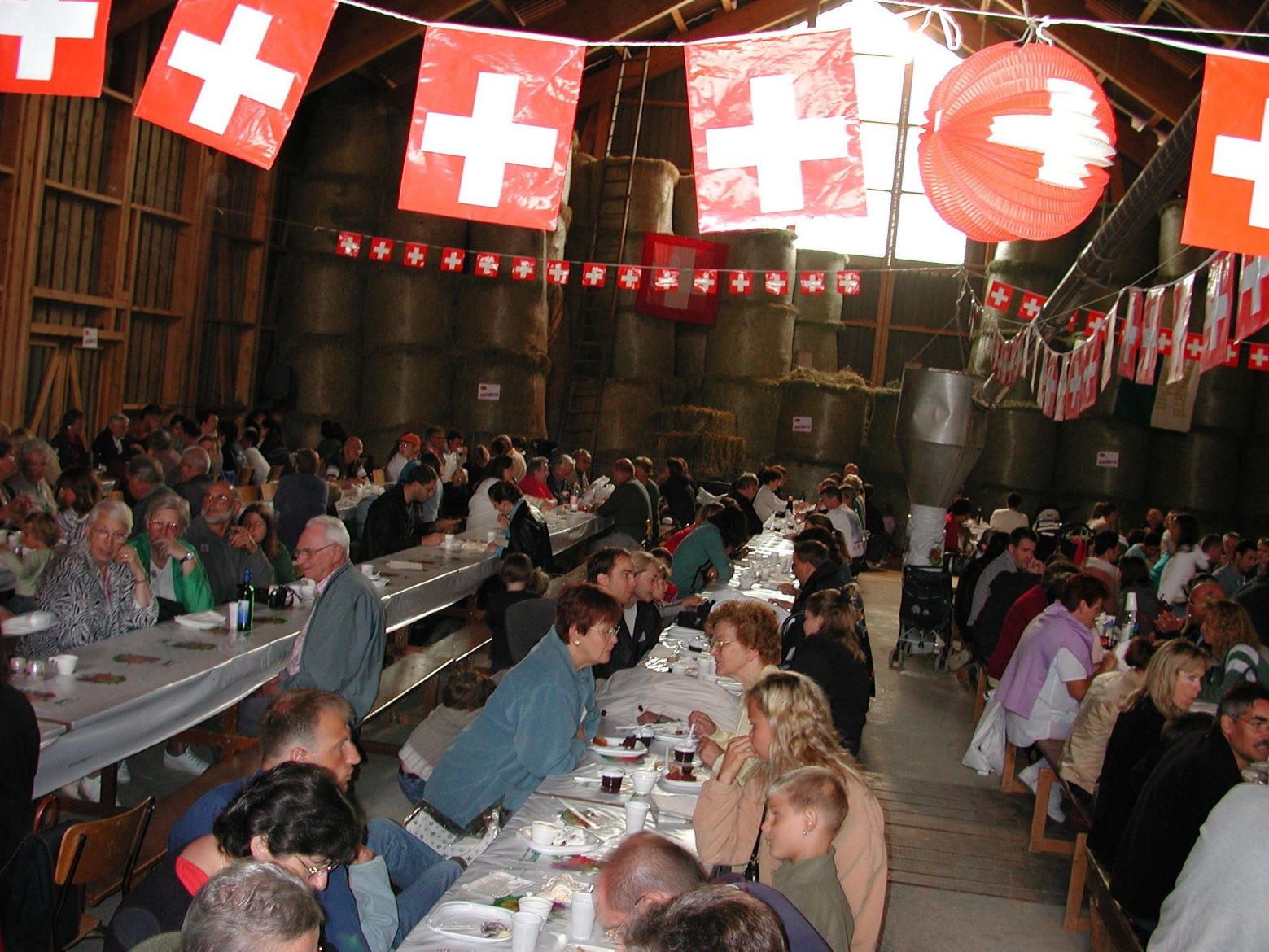 Brunch à la ferme 1er août 02 chez Gaston von Niederhauser à Marchissy. Banquet, nourriture, alimentation, drapeau, croix suisse.