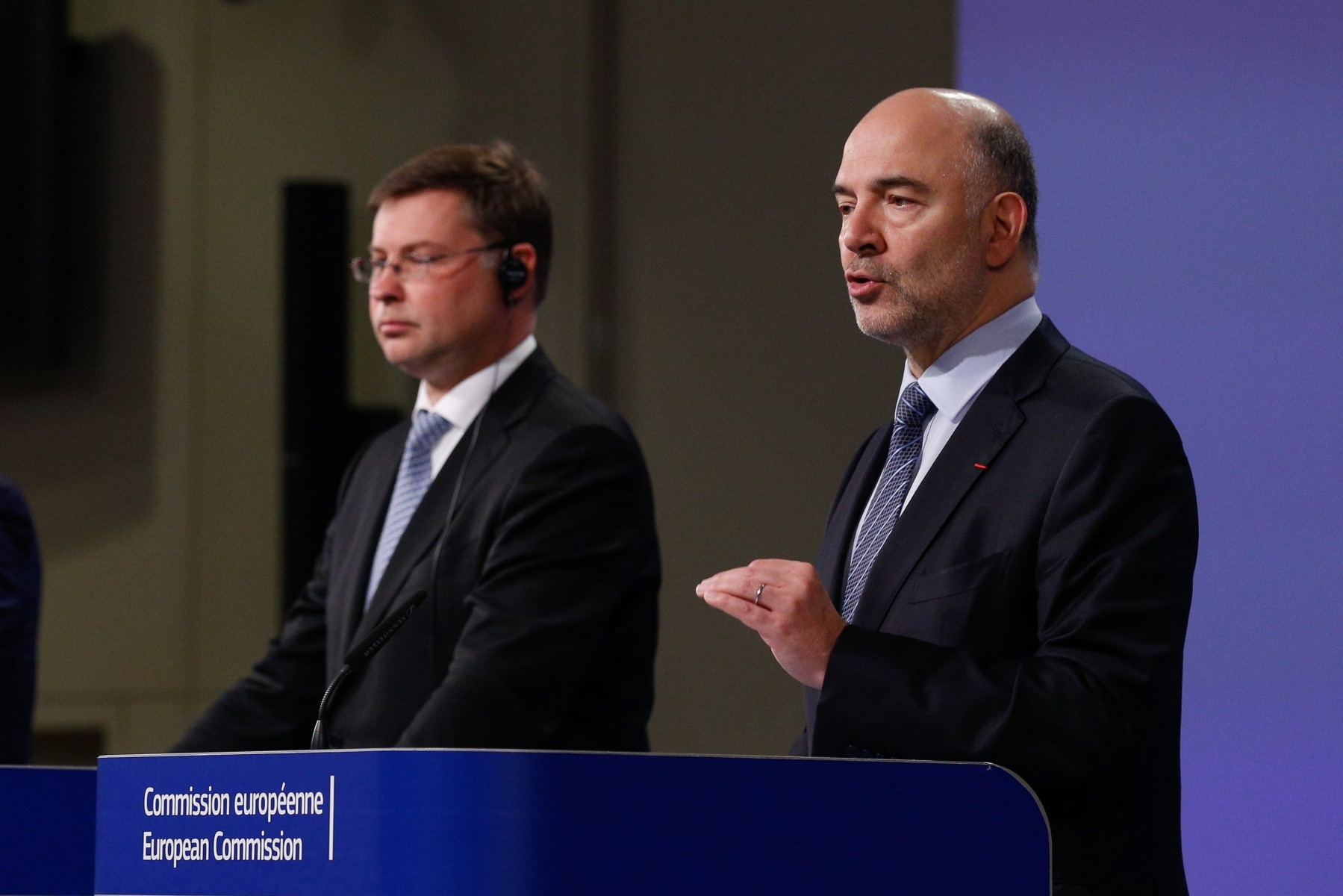 epa05443454 European Commissioner for Economic and Financial Affairs, Pierre Moscovici (R) and European Commission Vice-President in charge of the Euro and Social Dialogue, Valdis Dombrovskis during a press conference in Brussels, Belgium, 27 July 2016. The European Commission today adopted a Rule of Law Recommendation on the situation in Poland, setting out the Commission's concerns and recommending how these can be addressed.  EPA/LAURENT DUBRULE BELGIUM EU COMMISSION