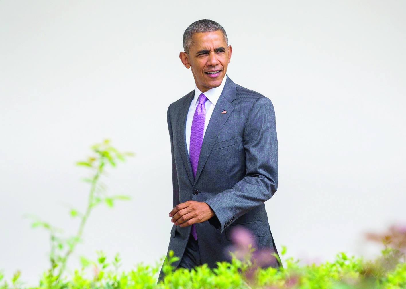 epa05443669 US President Barack Obama walks through the Colonnade on the way from his residence to the Oval Office at the White House in Washington, DC, USA, 27 July 2016. The President will address the Democratic National Convention this evening in Philadelphia.  EPA/JIM LO SCALZO USA OBAMA DNC