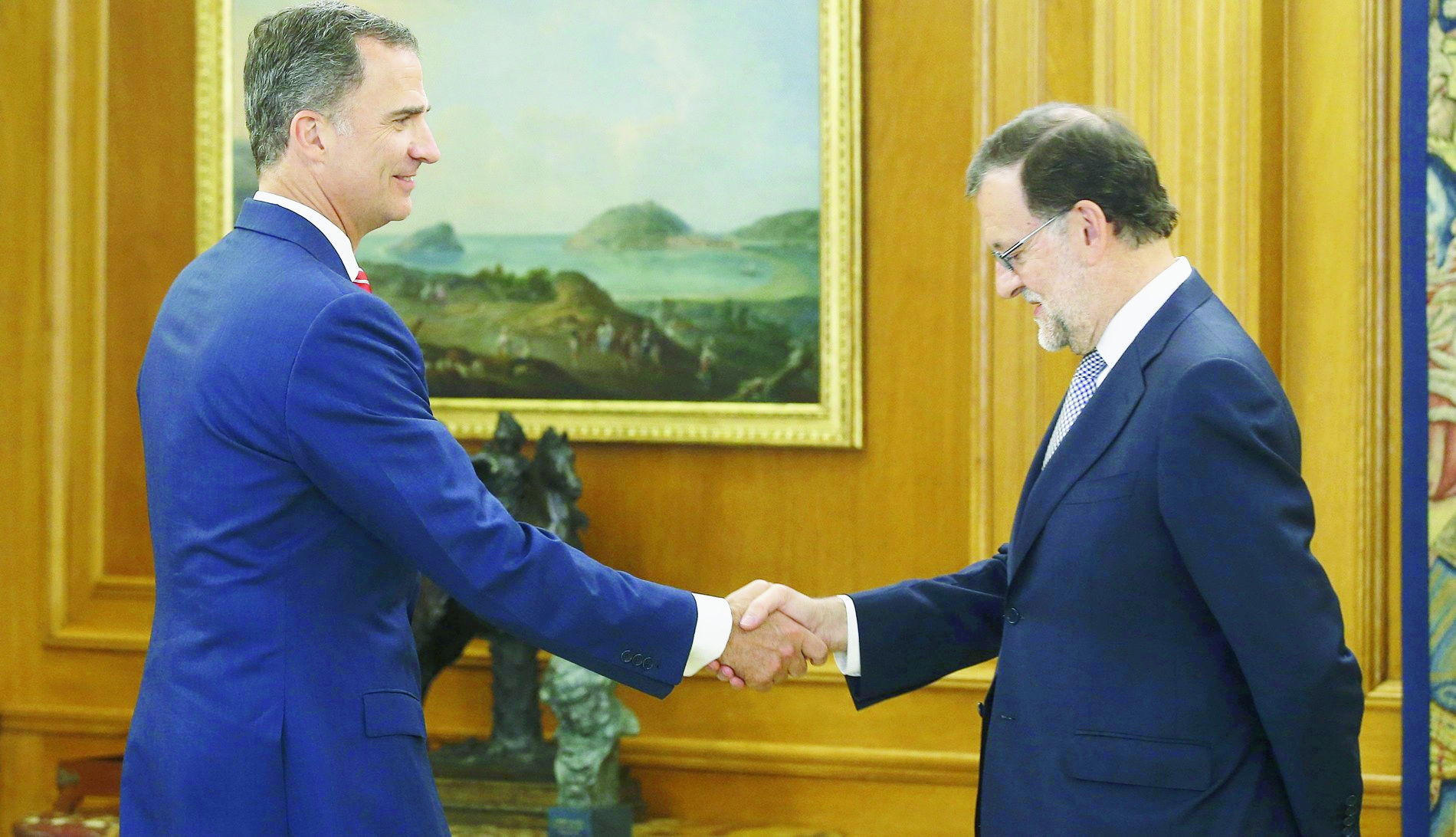 epa05445570 Spain's King Felipe VI (L) greets acting Spanish Prime Minister, Mariano Rajoy, at La Zarzuela Palace, in Madrid, Spain, 28 July 2016, as part of the round of talks with the representatives from Spanish parties, represented in Lower House of Spanish Parliament, aimed to check if there is a candidate with enough support to become in the next Spanish Prime Minister.  EPA/Angel Diaz / POOL SPAIN ROYALTY
