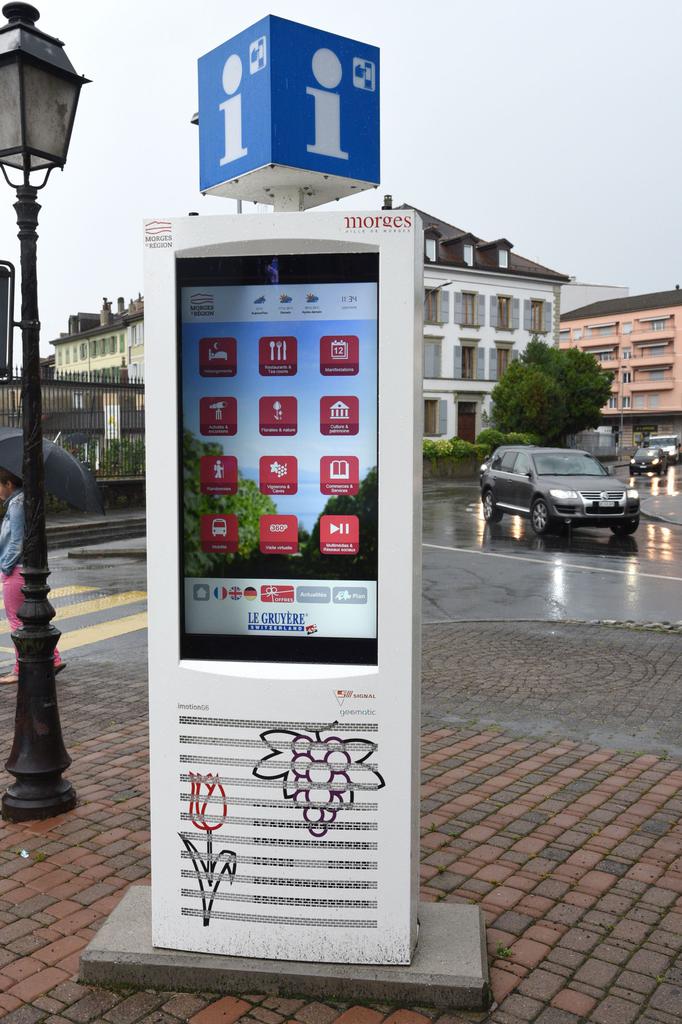 Une borne d'informations touristique installée devant l'Office du tourisme à Morges.