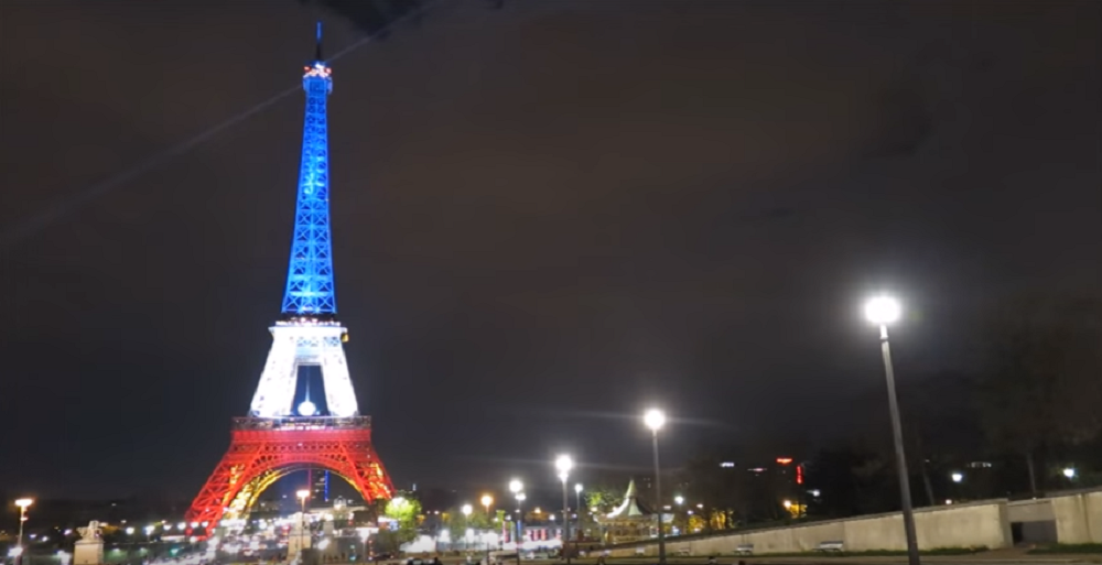 La tour Eiffel s'était déjà parée des trois couleurs nationales pour rendre hommage aux victimes des attentats de Paris.