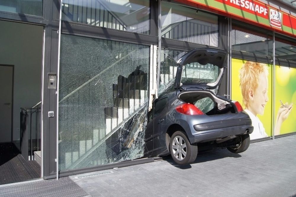 La malheureuse septuagénaire s'en tire sans blessure. 