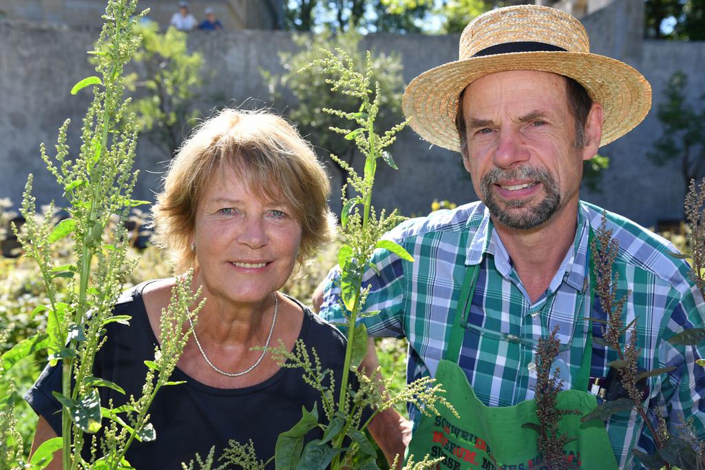 Coté Jardin: un livre de petite chroniques potagères au Château de Prangins. Il est illustré par Janine Jousson et écrit par Bernard Messerli.