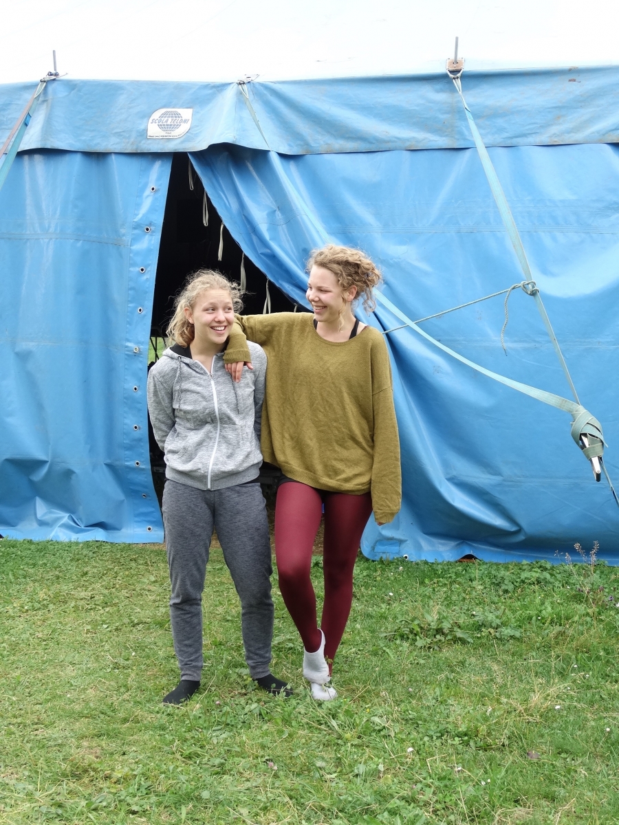 De par l'école du cirque, Maude et Victoria vivent une belle amitié.