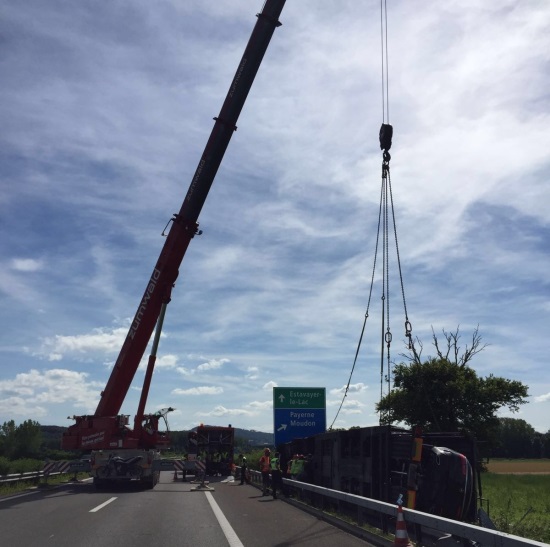 L'intervention d'une grue a été nécessaire afin de pouvoir évacuer le camion et son chargement.