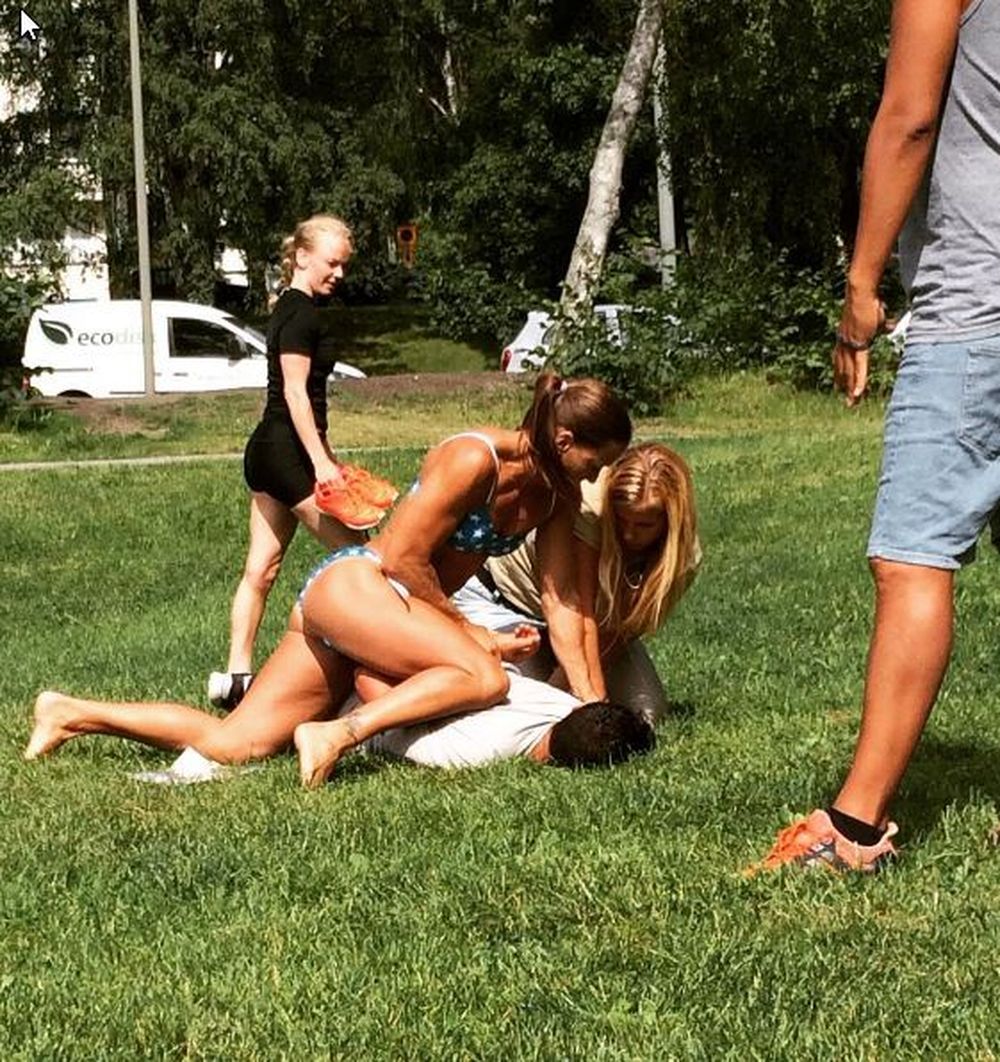 Mikaela Kellner et son amie ont maîtrisé le voleur sans ménagement, sans se soucier du fait qu'elles étaient en bikini.