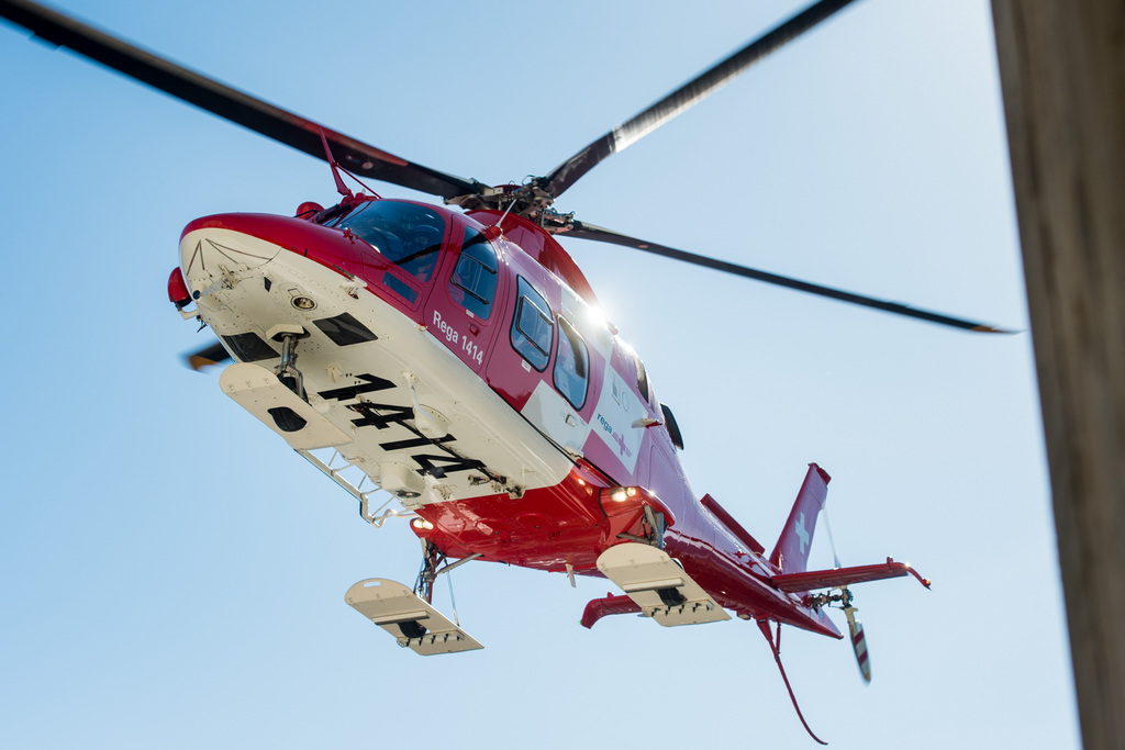 Trois hélicoptères de la Rega sont engagés sur les lieux de l'avalanche.