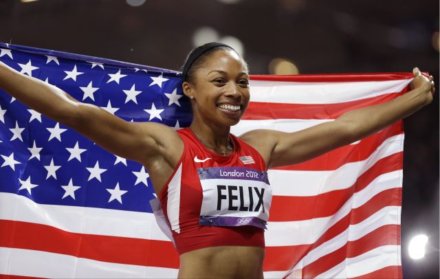 Allyson Felix célébrant sa victoire. Une médaille en plus pour les USA. 
