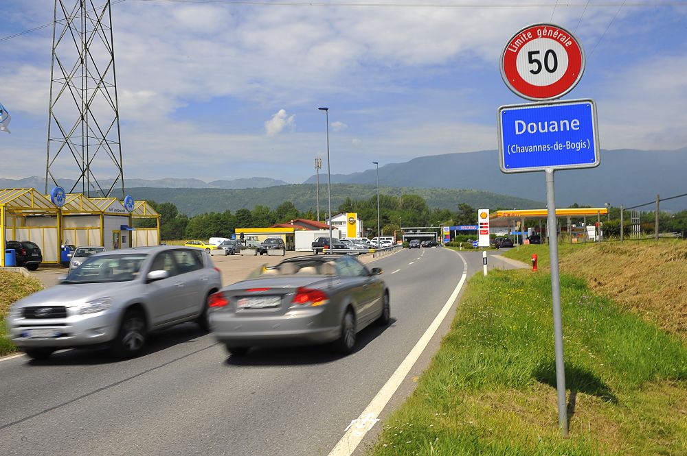 La vitesse des véhicules qui circulent sur le tronçon de la route cantonale limitée à 50 km/h et ensuite à 20 km/h menant à la douane de Chavannes-de-Bogis sème la grogne parmi les riverains.