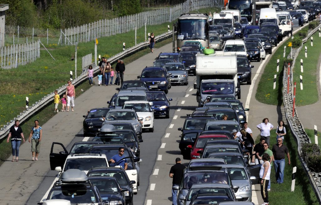 Oster Rueckreiseverkehr staut sich auf der Autobahn A2 bei Piotta am Montag, 25. April  2011, vor dem Gotthard Strassentunnel Richtung Norden. (KEYSTONE/Karl Mathis)....Return trip traffic direction north queues up to ten kilometers on the motorway A1 in front of the Gottard tunnel in Piotta, Southern Switzerland, Monday, April 25, 2011. (KEYSTONE/Karl Mathis)