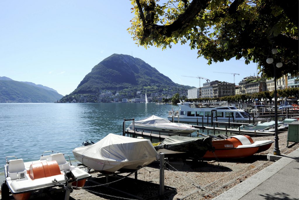 Schoenes Herbstwetter am Quai von Lugano, mit dem Monte San Salvatore im Hintergrund, am Donnerstag 22.September 2011. (KEYSTONE/Karl Mathis)