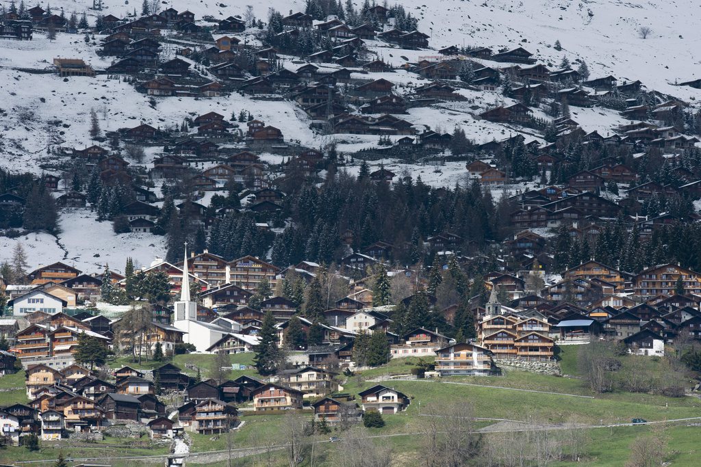 Des maisons, residences secondaires, chalet de vacances sont photographies ce mercredi 11 avril 2012 dans le Val de Bagnes a Verbier. Le peuple suisse a accepte le 11 mars 2012, l'initiative populaire de l'ecologiste Franz Weber "Pour en finir avec les constructions envahissantes de residences secondaires". (KEYSTONE/Laurent Gillieron)