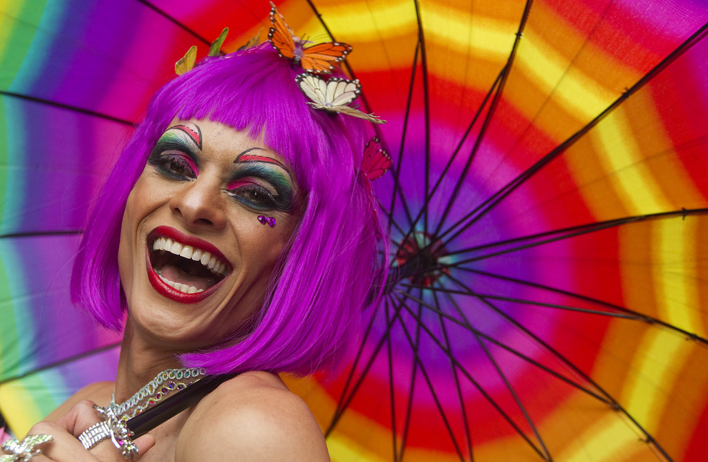 De Seattle ? Mexico en passant par le Portugal ou la Croatie, les participants aux diff?rentes Gay Pride  paradent pour afficher leurs orientations sexuelles.