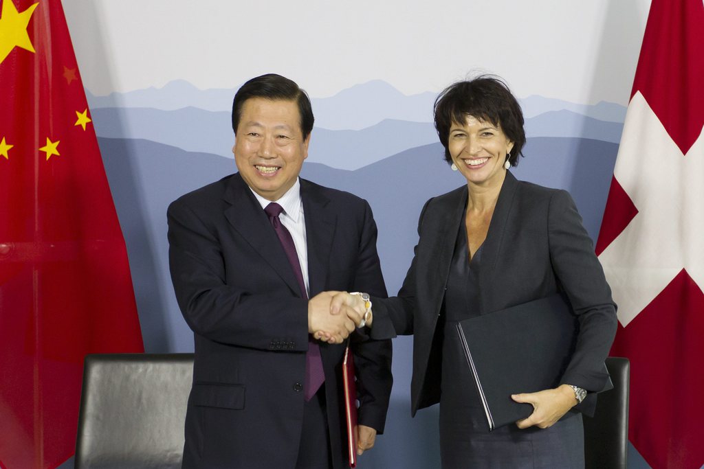 Doris Leuthard a serré la main de Zhou Shengxian, ministre chinois de l'environnement en visite jeudi à Berne.