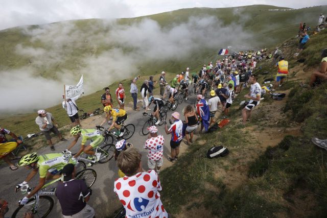 Dans l'action du Tour de France, le coureur Suisse Michael Schär s'est fait renversé par la voiture du médecin.