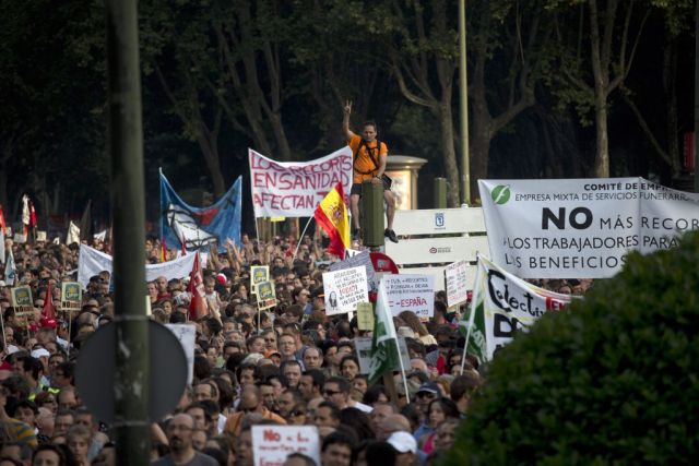 Les Espagnoles protestent dans la rue contre les restrictions de leur gouvernement. 