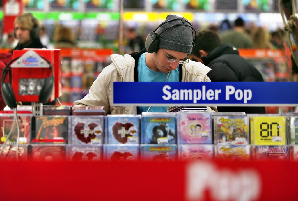 THEMENBILD --- Ein Kunde hoert am 19. Februar 2005 in der Musikabteilung des Media Markts in Zuerich Dietlikon eine CD. IFPI Schweiz, der Interessenverband der schweizerischen Tontraegerproduzenten, hat den Parallelimport von Tontraegern in die Schweiz behindert. Zu diesem Schluss kommt die Wettbewerbskommission (Weko) in ihrem am Freitag, 20. Julie 2012 publizierten Urteil. Verband IFPI wird deshalb mit einer Busse von 3,5 Millionen Franken belegt. (KEYSTONE/Martin Ruetschi)