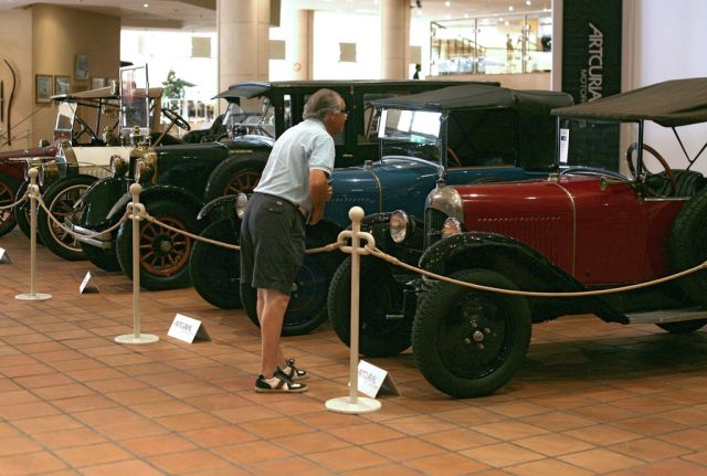 Le prince Albert a vendu aux enchères sa collection de voitures anciennes pour un montant de 1,18 million d'euros.
