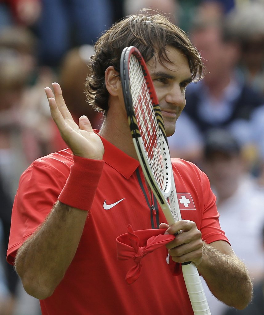 Roger Federer applaudit la foule après avoir gagné son ticket pour les demi-finales olympiques face à Juan Martin del Potro.