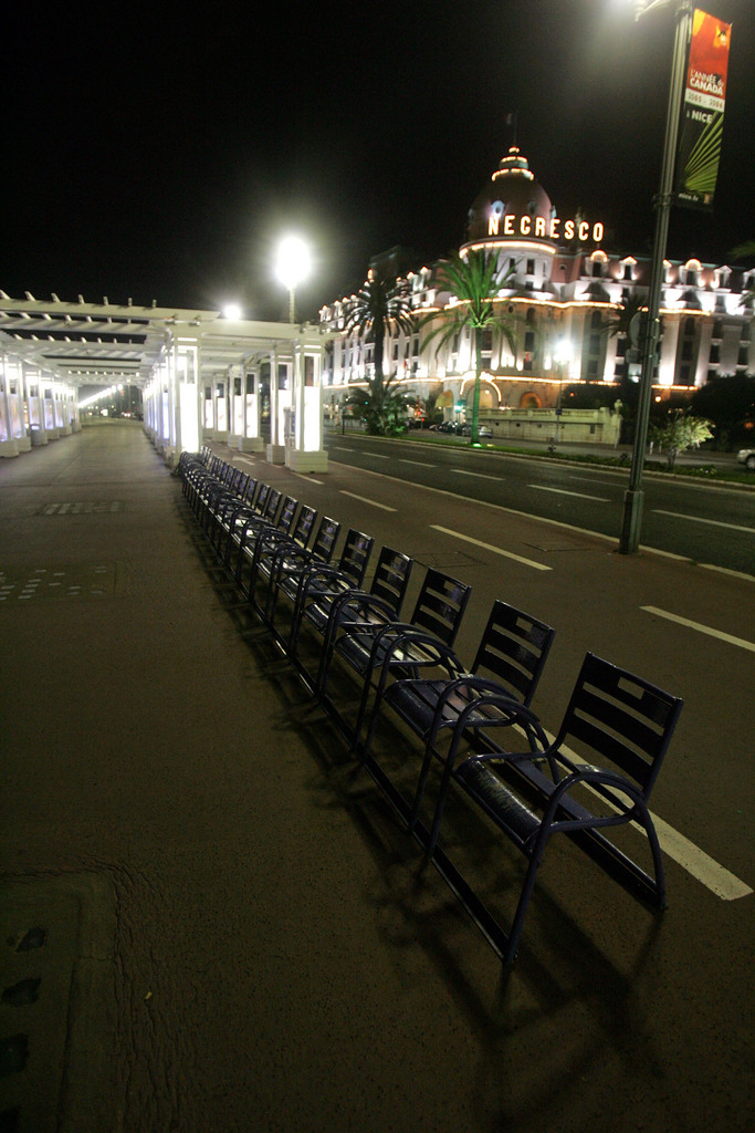View of a deserted famed "Promenade des Anglais" and the Negresco hotel in Nice, southern France, late Wednesday, Nov. 9 2005. Nice and Cannes on the French Riviera, best known for glitz and film festivals, were among towns that imposed curfews for minors Wednesday even as rioting appeared to be abating nationwide. (KEYSTONE/AP Photo/Lionel Cironneau)