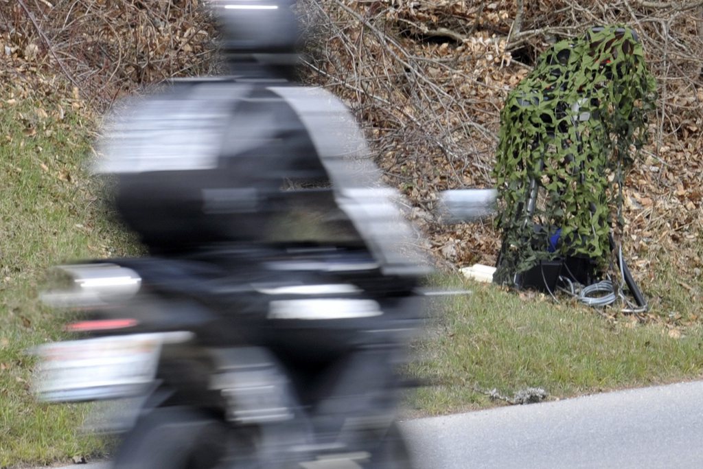 Un radar, cammoufle a droite, de la Police Cantonale Vaudoise controle la vitesse d' un motard lors d'un controle dedie specialement aux  motocyclistes ce mardi 7 avril 2009 sur la route du Col du Mollendruz a Mont-la-Ville, Vaud. (KEYSTONE/Laurent Gillieron)