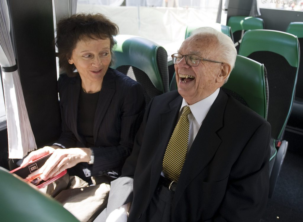 Bundesraetin Eveline Widmer-Schlumpf, links, lacht mit ihrem Vater, Alt-Bundesrat Leon Schlumpf, vor dem BDP-Fraktionsausflug am Mittwoch 3. Juni 2009, in Bern. (KEYSTONE/Peter Schneider)