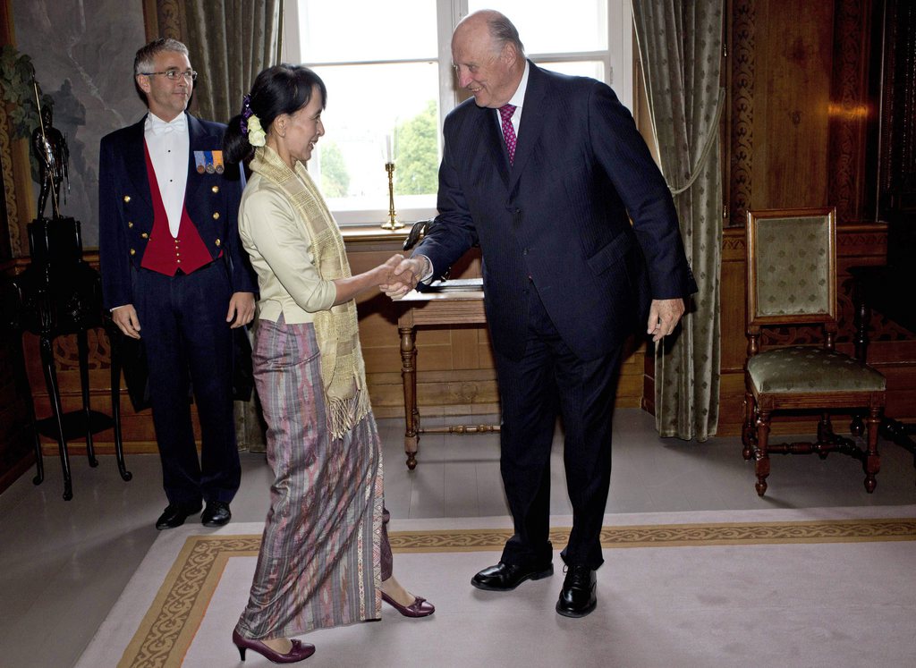 La leader de l'opposition birmane Aung San Suu Kyi, saluée par le roi norvégien Harald, prononce son discours ce samedi à Oslo pour son Prix Nobel de Paix déscerné en 1995.

