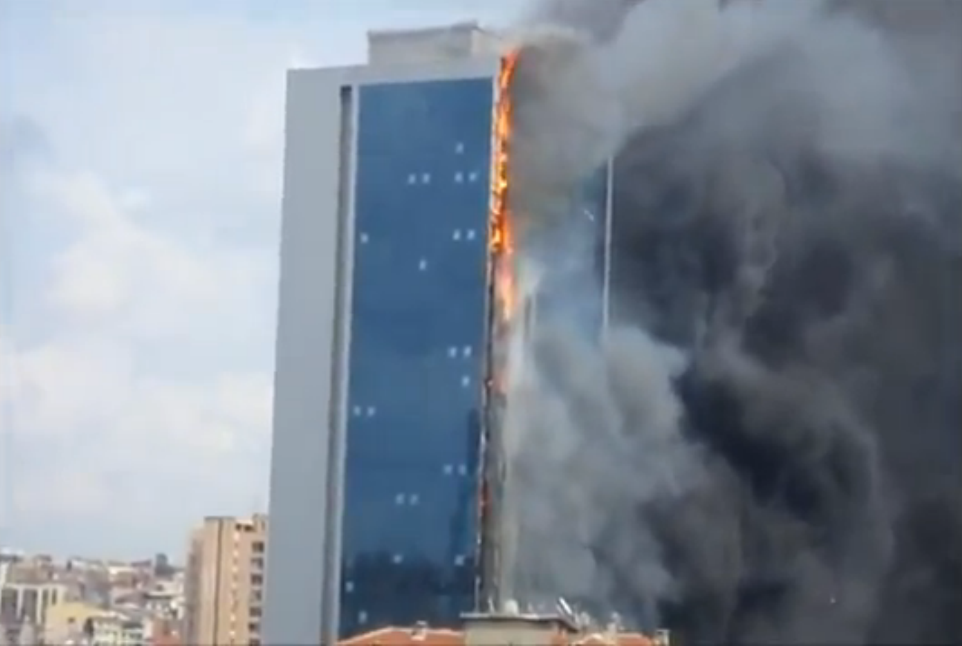 Les soldats du feu ne sont toujours pas parvenu à maîtriser le sinistre.