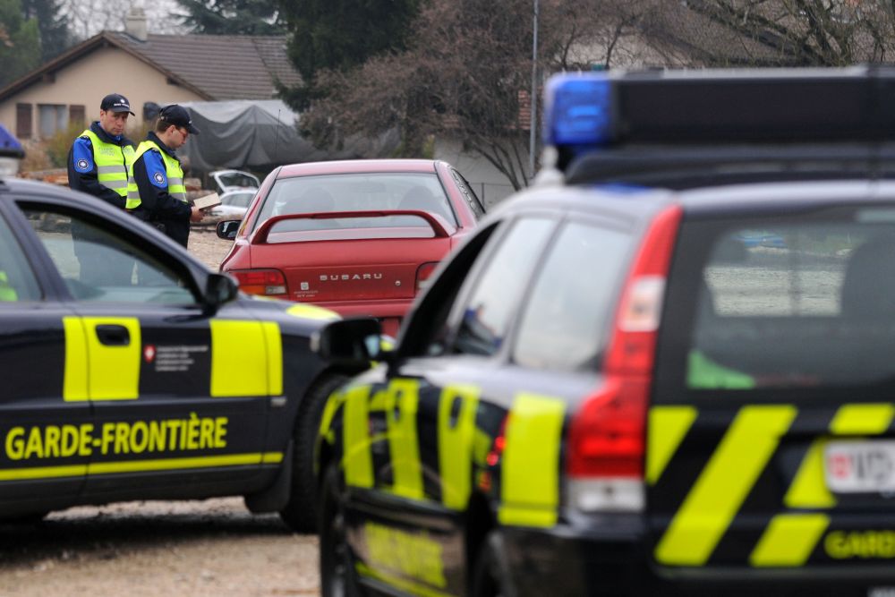 Deux jeunes gens ont été arrêtés mercredi 11 juillet à La Rippe (VD) par les garde-frontière après une course poursuite. Ils détenaient du matériel suspect. Ils ont été remis à la police cantonale à Bursins.