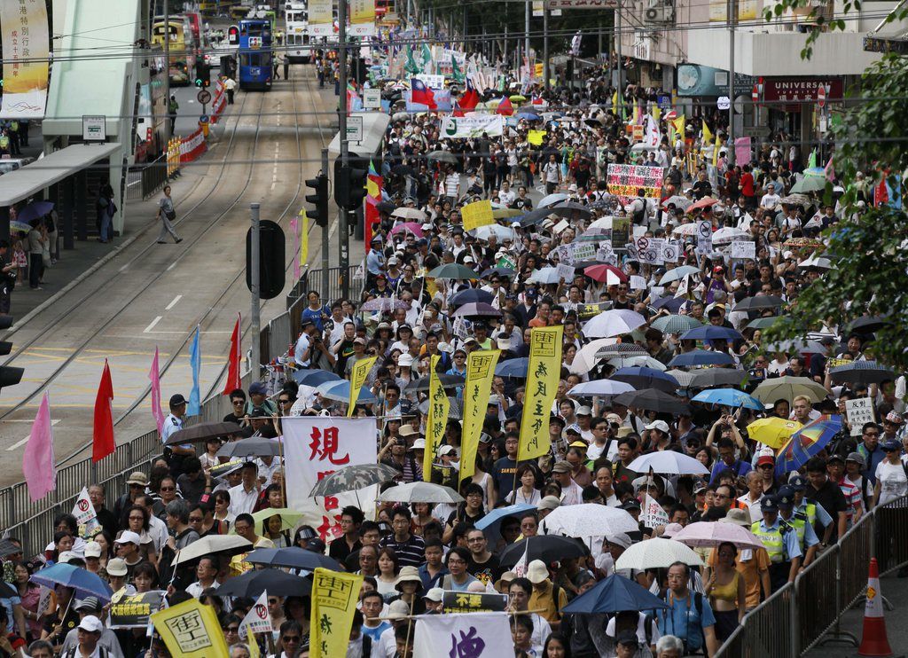 Des dizaines de milliers de personnes ont défilé dans les rues de Hong-Kong pour dire leur méfiance vis à vis de la Chine. 