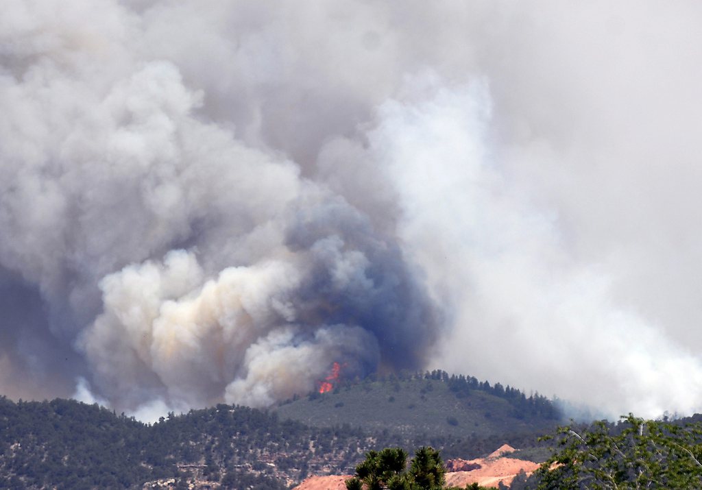 Le principal incendie, qui est toujours hors de contrôle, a démarré samedi dans le parc national de Waldo Canyon, à l'ouest de la ville de Colorado Springs. Le feu couvre 1000 hectares et s'étend sans aucun obstacle