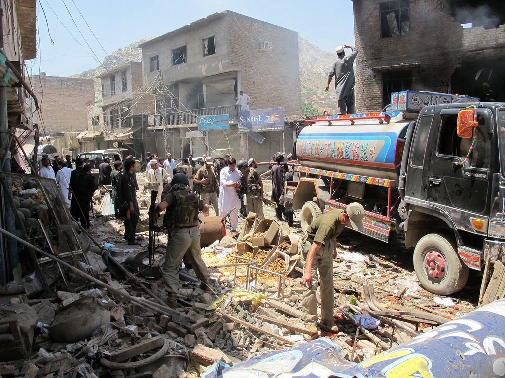 Une bombe a explosé samedi dans un marché du nord-ouest du Pakistan à Landi Kotal(district de Khyber), près de la frontière afghane, faisant au moins 25 morts et 50 blessés.