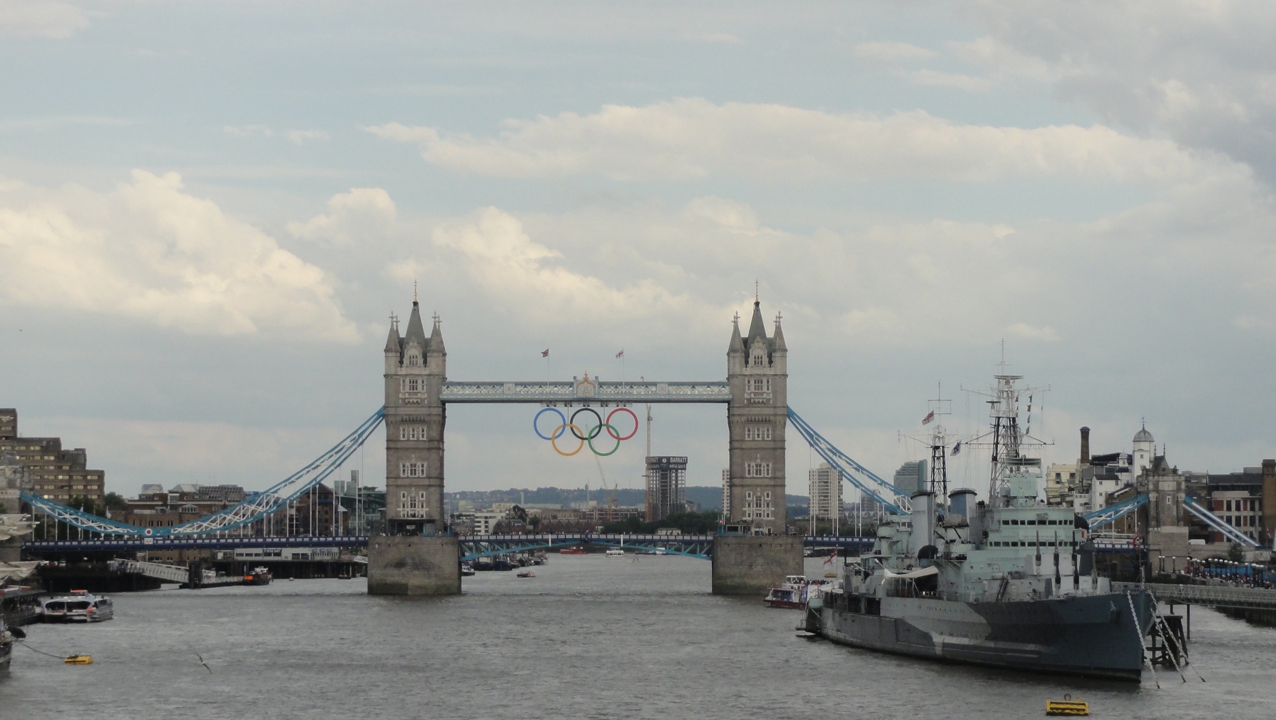 Tower Bridge s'est mis aux couleurs olympiques à Londres.