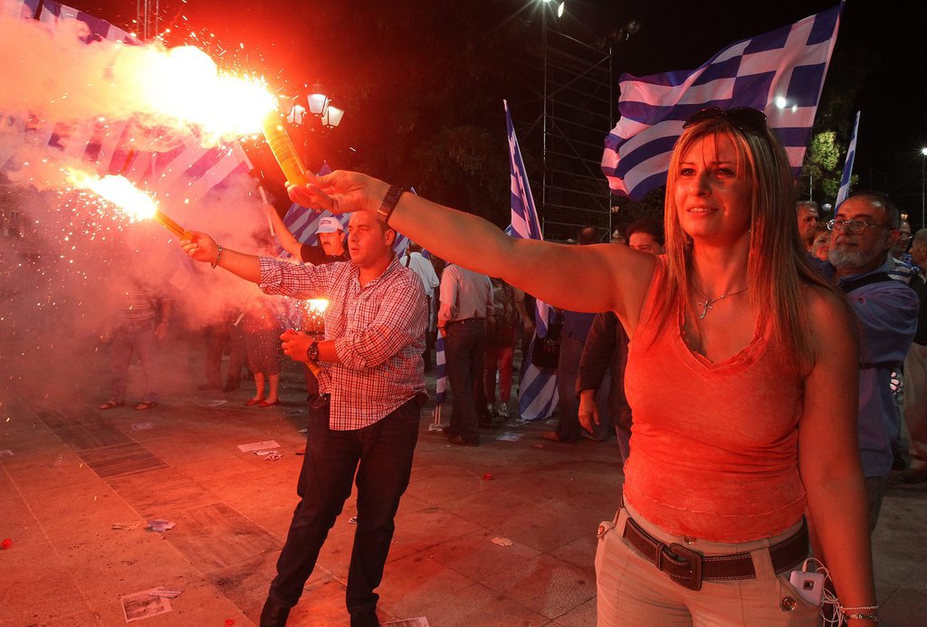 Les Grecs votent dimanche pour départager la droite, partisane d'une rigueur atténuée, de la gauche anti-austérité, dans des législatives cruciales pour leur avenir dans l'euro. Le scrutin sera attentivement suivi à l'étranger.
