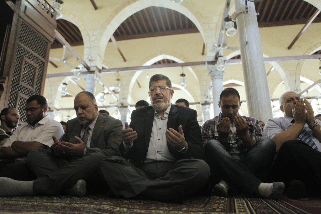 Mohammed Morsi, au centre, entrera en fonction le 1er juillet.