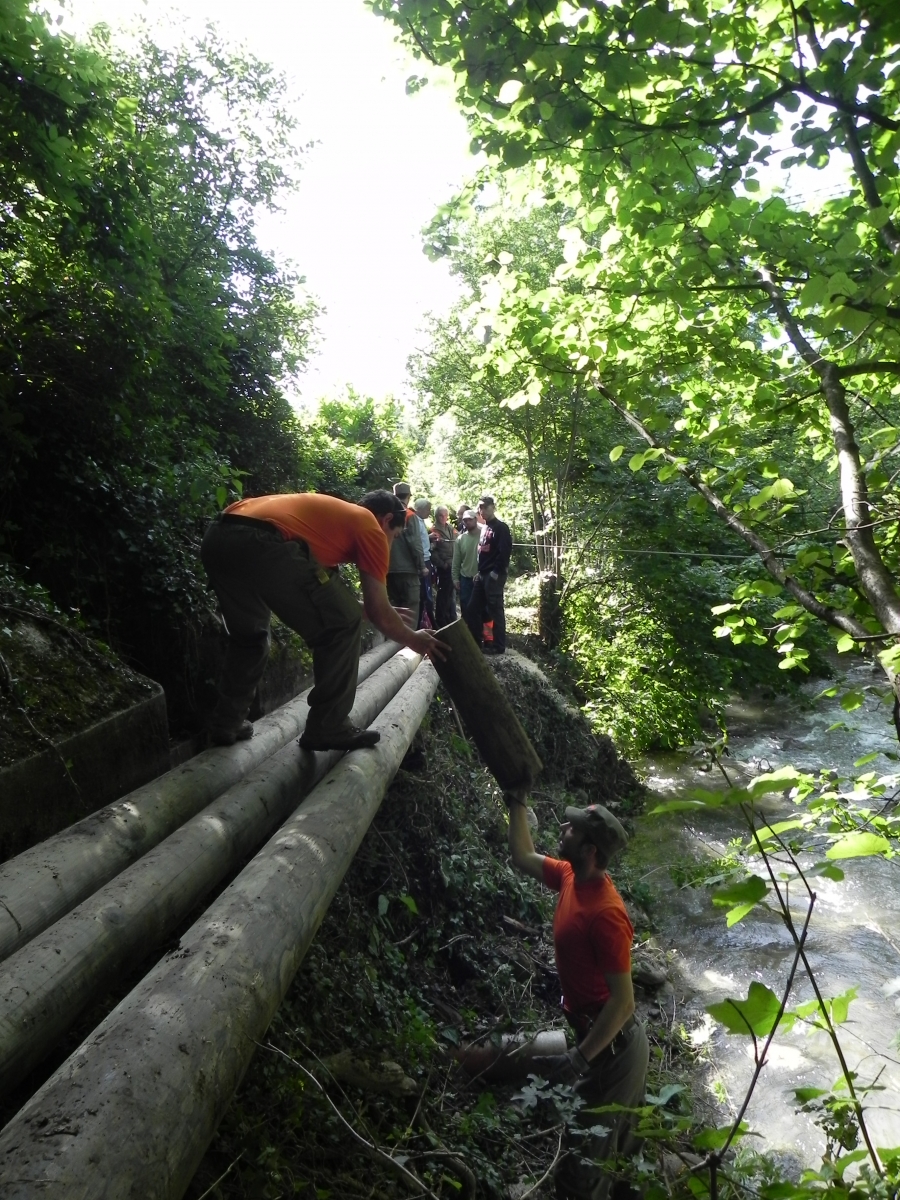 Les hommes de la Protection civile construisent une nouvelle passerelle le long du sentier des Toblerones.