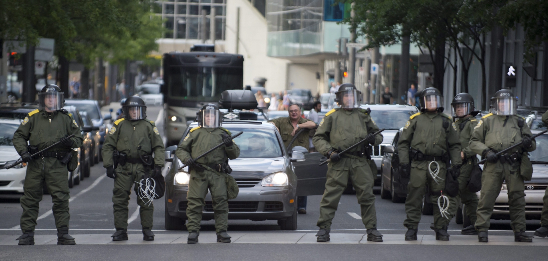 Une avant-garde policière canadienne prête à empêcher des manifestant d'atteindre les quartiers de la vieille ville de Montréal.