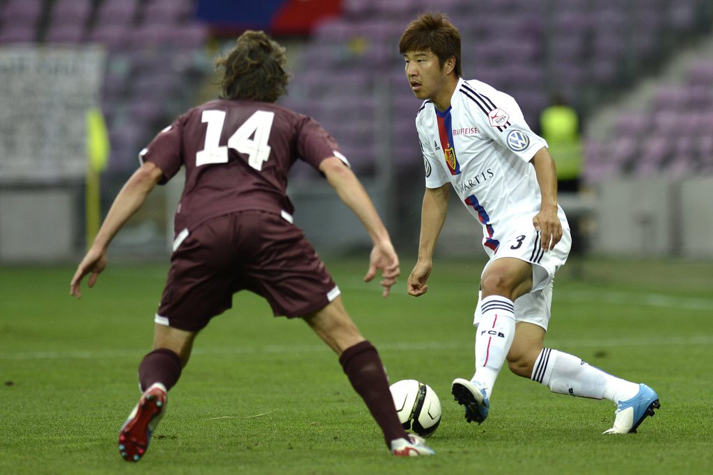 Le joueur genevois Geoffrey Treand, lutte pour le ballon avec le joueur bâlois Joo Ho Park.