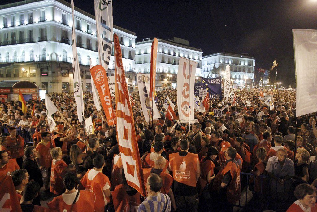 Des milliers d'Espagnols manifestent contre les nouvelles coupes budgétaires. 