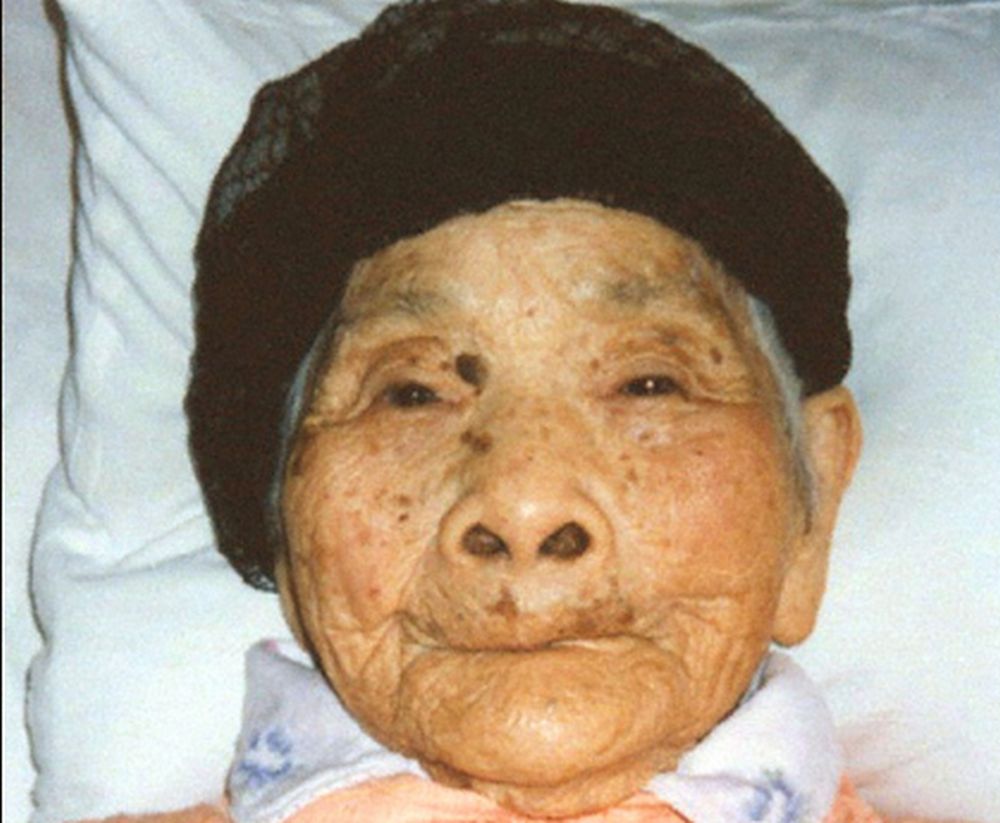 Mitoyo Kawate a assumé le rôle de plus vieille femme de la planète jusqu'en 2003.