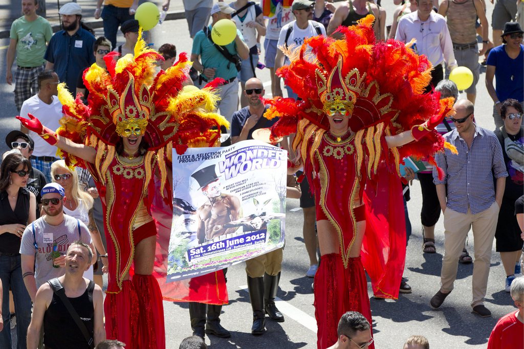 Huit mille personnes environ ont défilé samedi après-midi à Zurich à l'occasion du Pride Festival. Le cortège, qui s'est déroulé sous un soleil radieux et les yeux de 15'000 spectateurs, était le point culminant du Zurich Pride Festival