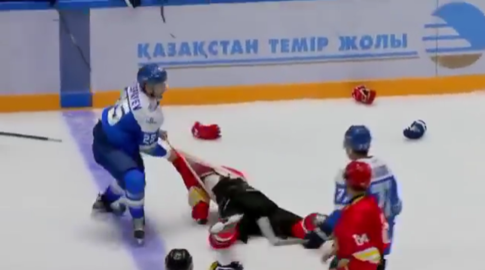 Le hockeyeur fou a frappé plusieurs de ses adversaire avant de les traîner sur la glace.
