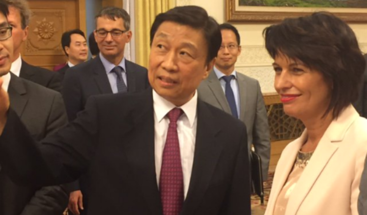 Lors de son tête-à-tête avec le vice-président chinois Li Yuanchao, Mme Leuthard a notamment parlé du réchauffement climatique et des accords de Paris à la suite de la COP21.