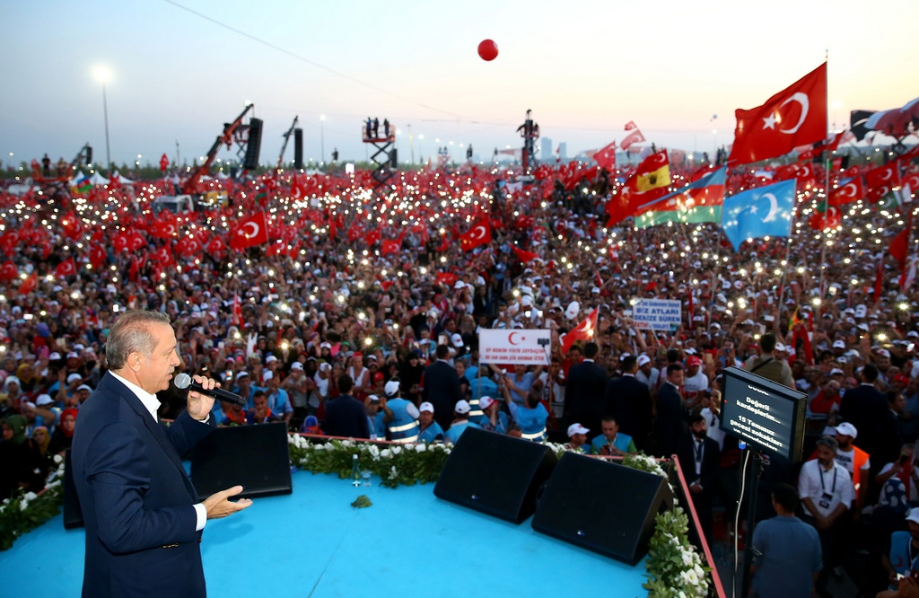 Des centaines de milliers de Turcs ont manifesté pour la démocratie à Istanbul.
