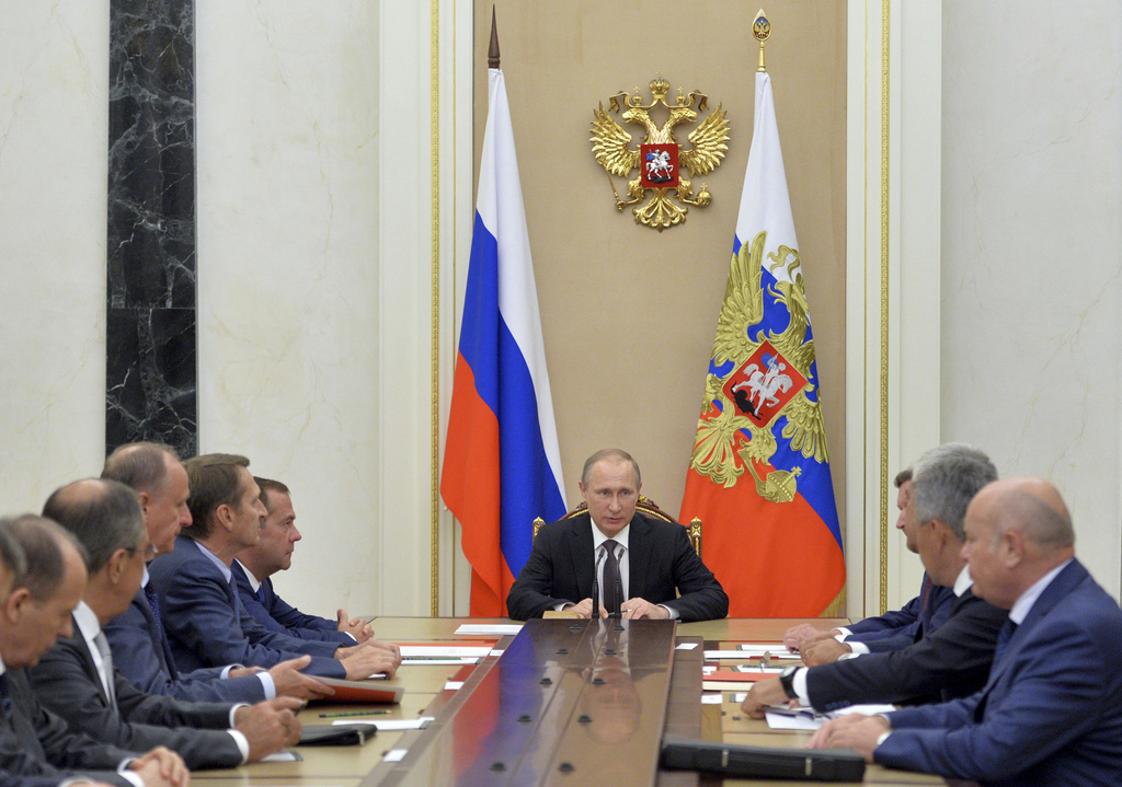 Le président russe a réuni son Conseil de sécurité et "des mesures supplémentaires ont été discutées pour assurer la sécurité des citoyens et les infrastructures vitales de Crimée".