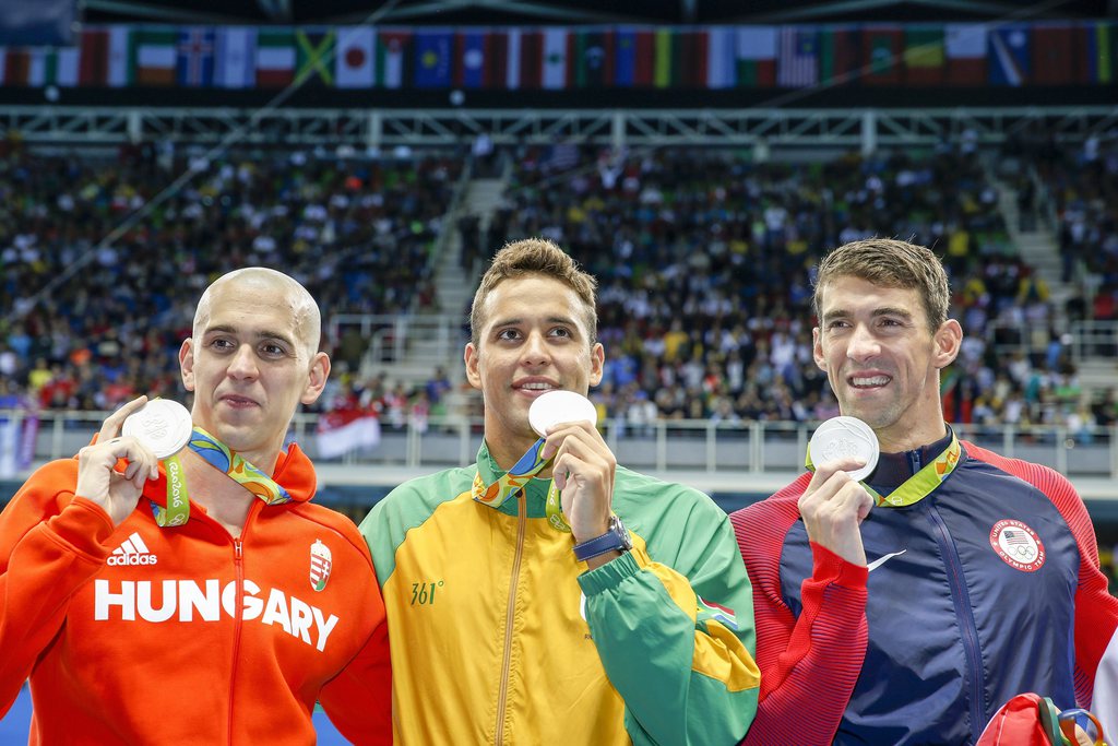 Dans un cas inédit aux JO d'égalité à trois, Phelps (à droite) est arrivé exactement dans le même temps que le Sud-Africain Chad Le Clos (au centre) et le Hongrois Laszlo Cseh (à gauche).