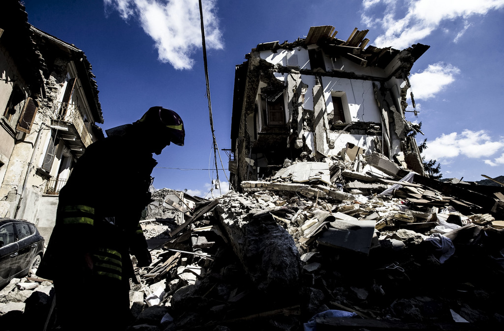 Les secours continuent à chercher des survivants parmi les débris.