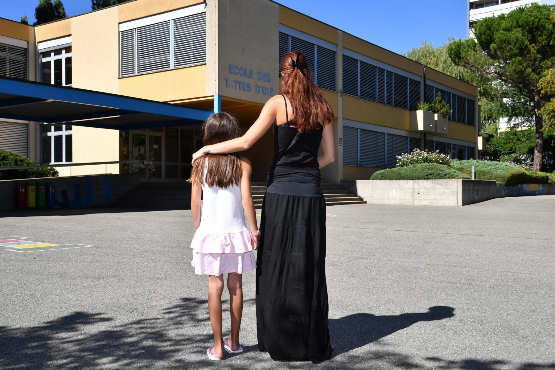 Déscolarisée Lea et sa maman Patricia Chougny devant son école des Ecole des Tattes dOies Nyon le 23.8.2016 © photo Michel Perret Descolarisee_Lea_Nyon_23_8_2016