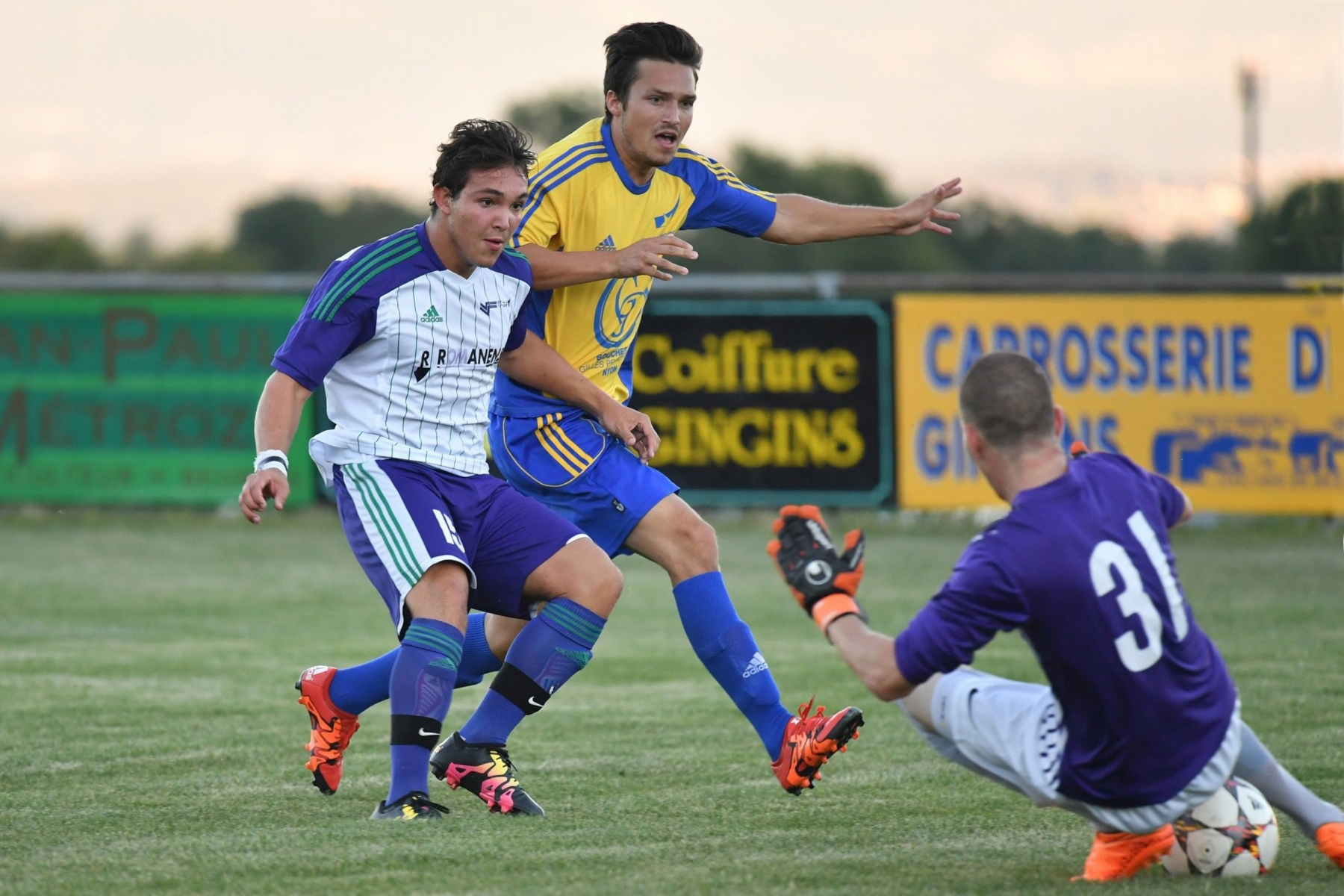 Football Coupe vaudoise Gingins - Terre Sainte II ici Yvan Monforte de Terre Sainte et C.Rossier de Gingins le 23.8.2016 © photo Michel Perret Foot_coupe_VD_Gingins_Terre_Sainte_23_8_2016